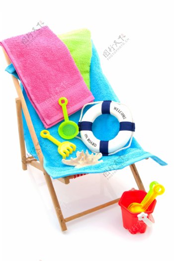 躺椅上的沙滩用品图片