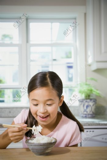 吃饭的小女孩图片