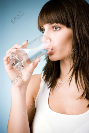 喝水的性感美女图片