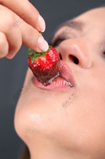 吃巧克力草莓的美女图片