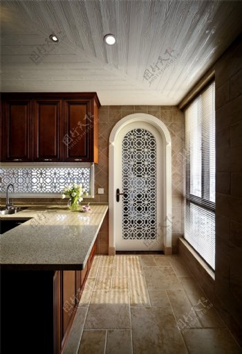 美式时尚厨房橱柜大门设计图