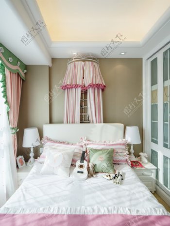粉色卧室大床背景墙设计图