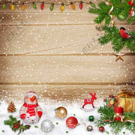 木板前的雪人与圣诞球图片
