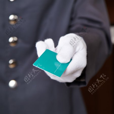 侍者手里的卡片图片