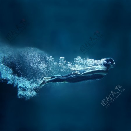 水下游泳的运动员图片