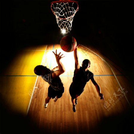打篮球比赛的男子运动员图片