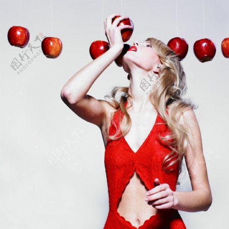 红苹果与红衣美女图片