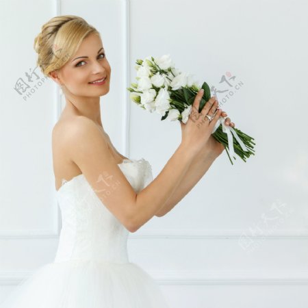 拿着鲜花的新娘图片