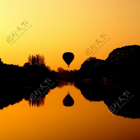 黄昏风景与热气球图片