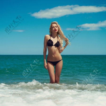海滩上的性感泳装美女图片