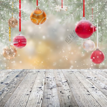 悬挂的圣诞球背景图片