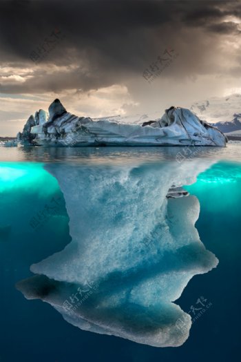 海面上的冰山景色高清图片