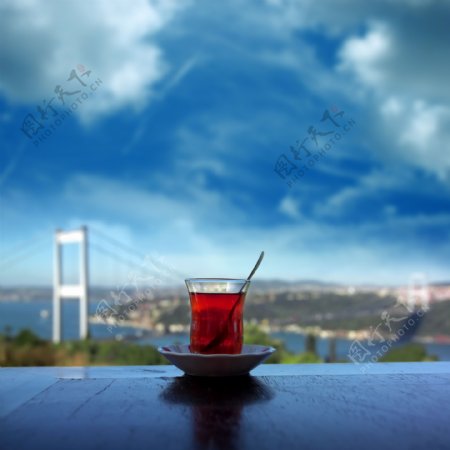 窗台上的一杯红茶