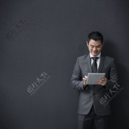正在用平板电脑的商务男士图片