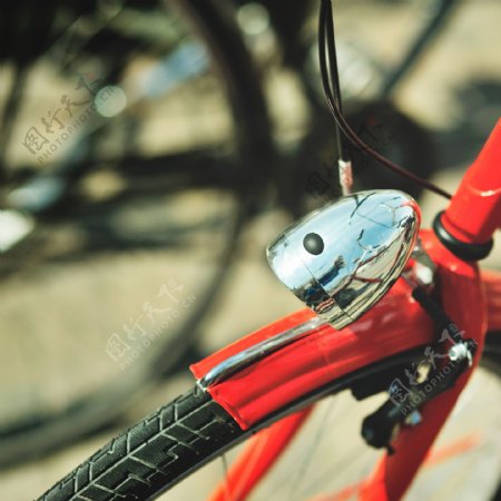 红自行车头部摄影图片