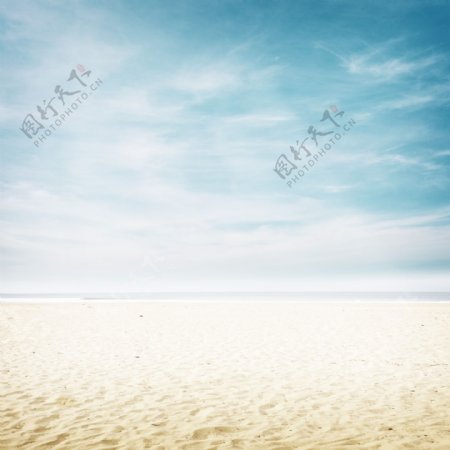 蓝天下的沙滩