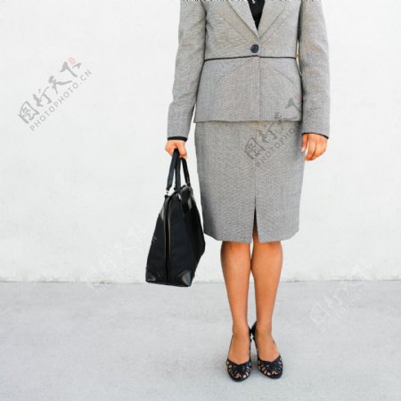 提着包的商务女性图片