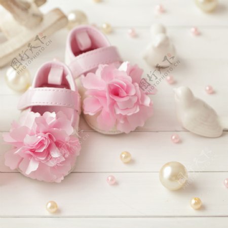 珍珠花朵童鞋图片