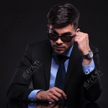 手扶眼镜的男人图片