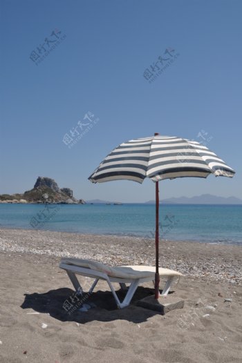 遮阳伞和椅子