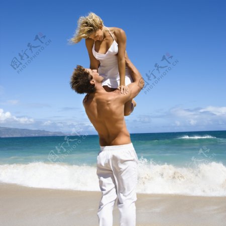 沙滩上浪漫的情侣图片