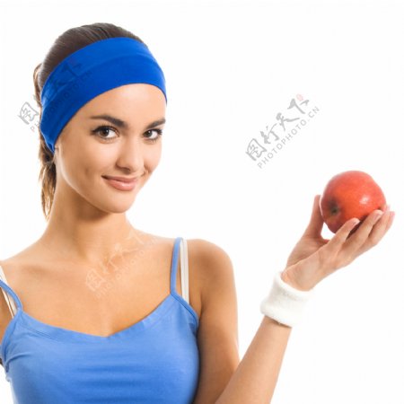 手拿苹果的健身美女图片