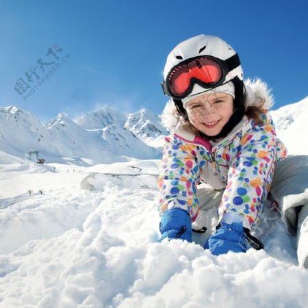 在雪地里玩耍的小孩图片