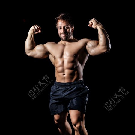 展示臂力的肌肉男人图片