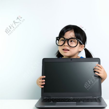 笔记本电脑后的孩子图片