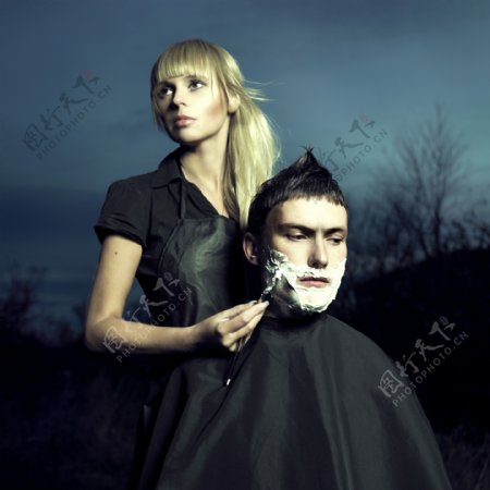 女人给男人刮胡子图片