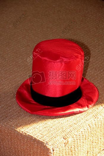 红色的小礼帽