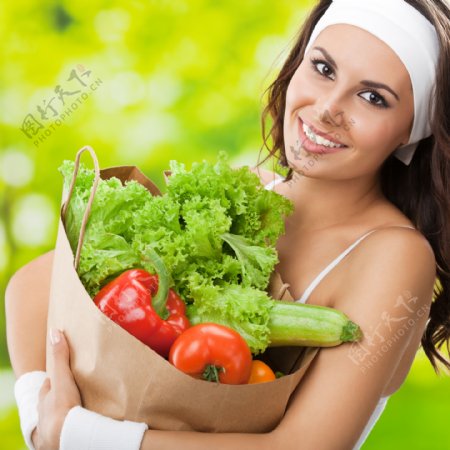 抱着蔬菜的美女图片