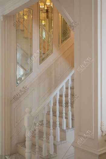 法式简约时尚白色楼梯设计图