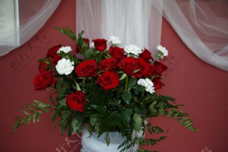 红色玫瑰插花图片