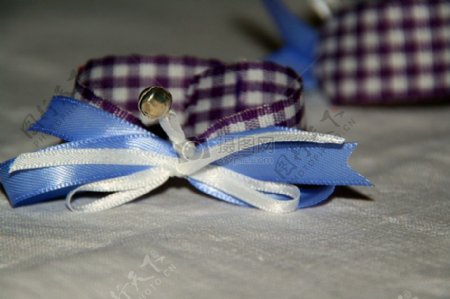 一个蓝色的领结