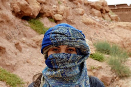 女子围巾隐形覆盖脸肖像眼睛寻找人女性