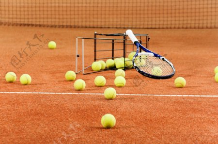球场上的网球和球拍图片