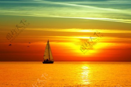唯美夕阳帆船风景图片