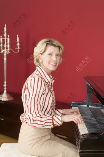 弹钢琴的老奶奶图片