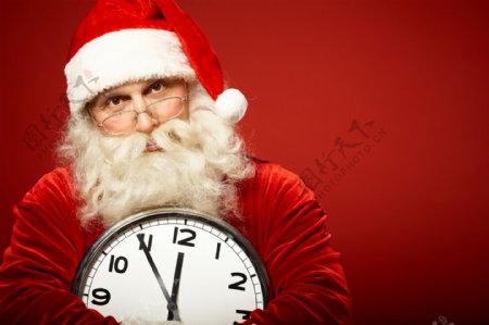 抱着时钟的圣诞老人图片