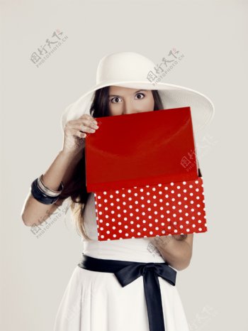 女人与红色盒子图片