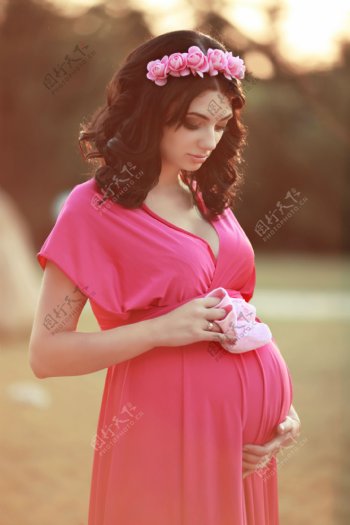 摸肚子的孕妇图片