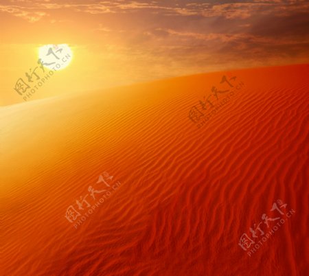 美丽沙漠夕阳风景