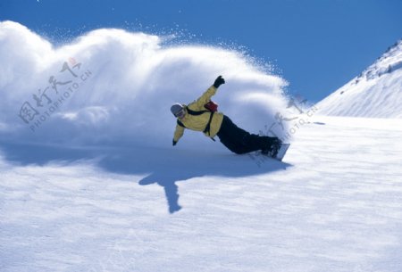 雪雾飘飞滑雪男人PSD素材图片