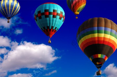 天空下的彩色热气球图片