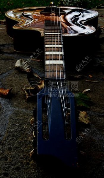 地面上的吉他