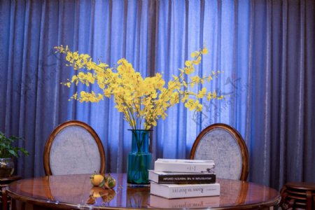 美式餐厅餐桌鲜花盆景设计图