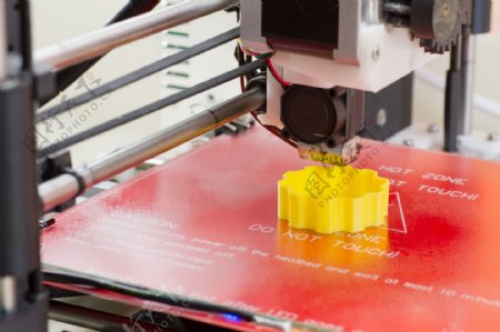 打印黄色盖子的3D打印机图片
