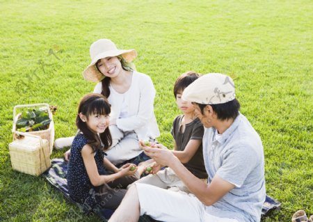 春游野餐的幸福家庭图片