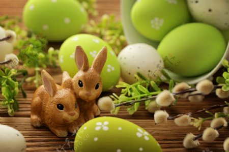 卡通兔子与复活节彩蛋